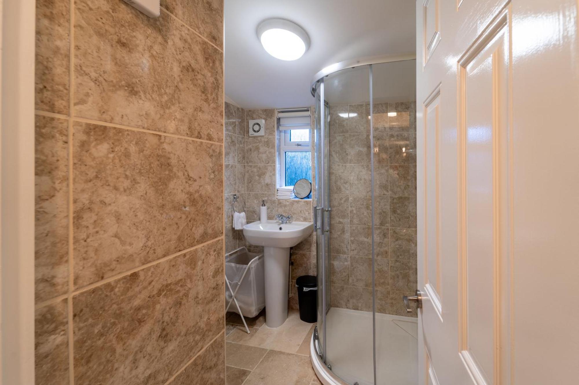 Bumble Bee Serviced Holiday home Witney
